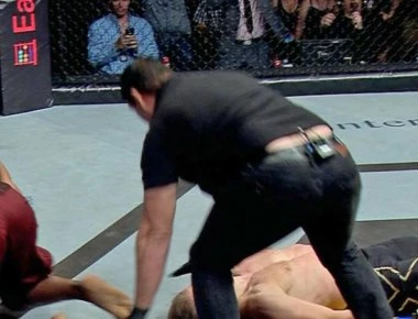 Του... «έσβησε τα φώτα» - Το νοκ άουτ της χρονιάς - Βίντεο